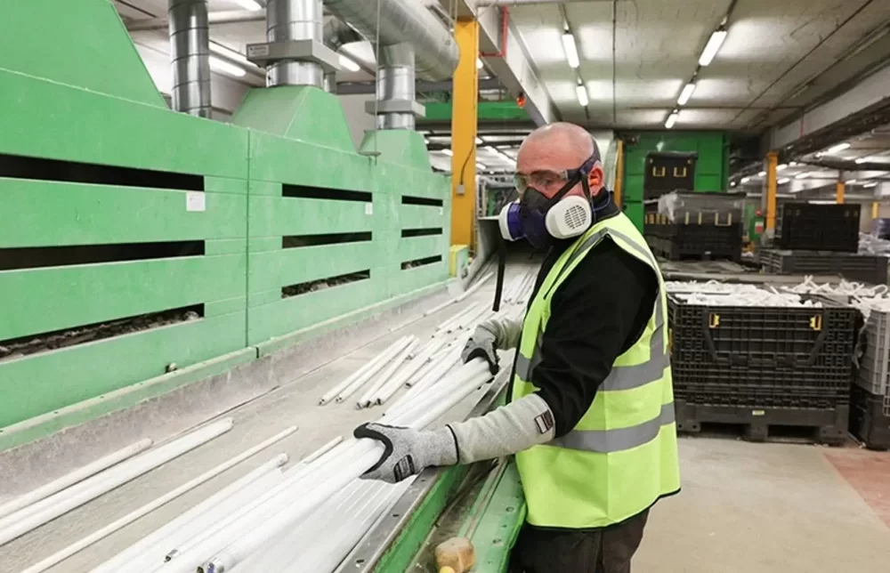 Remanufacturing of fluorescent lamps