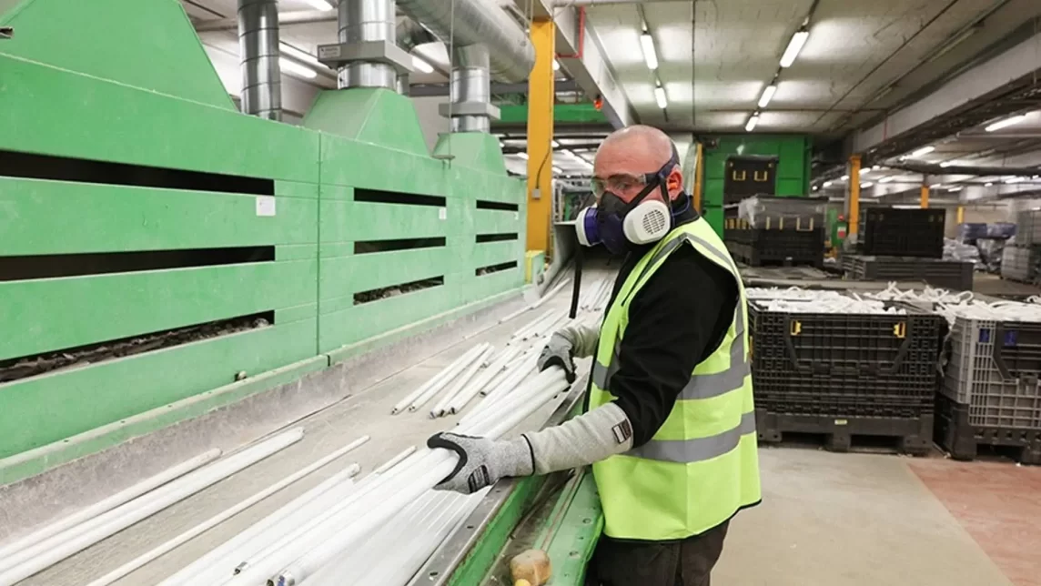 Remanufacturing of fluorescent lamps